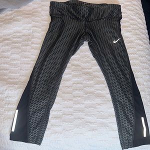 Nike gray and black design dri fit cropped leggings size large!